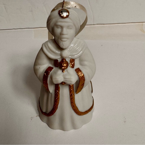1996 Magi Bells - Balthasar (Frankincense)
1996 HALLMARK PREMIUM ORNAMENT - Picture 3 of 12